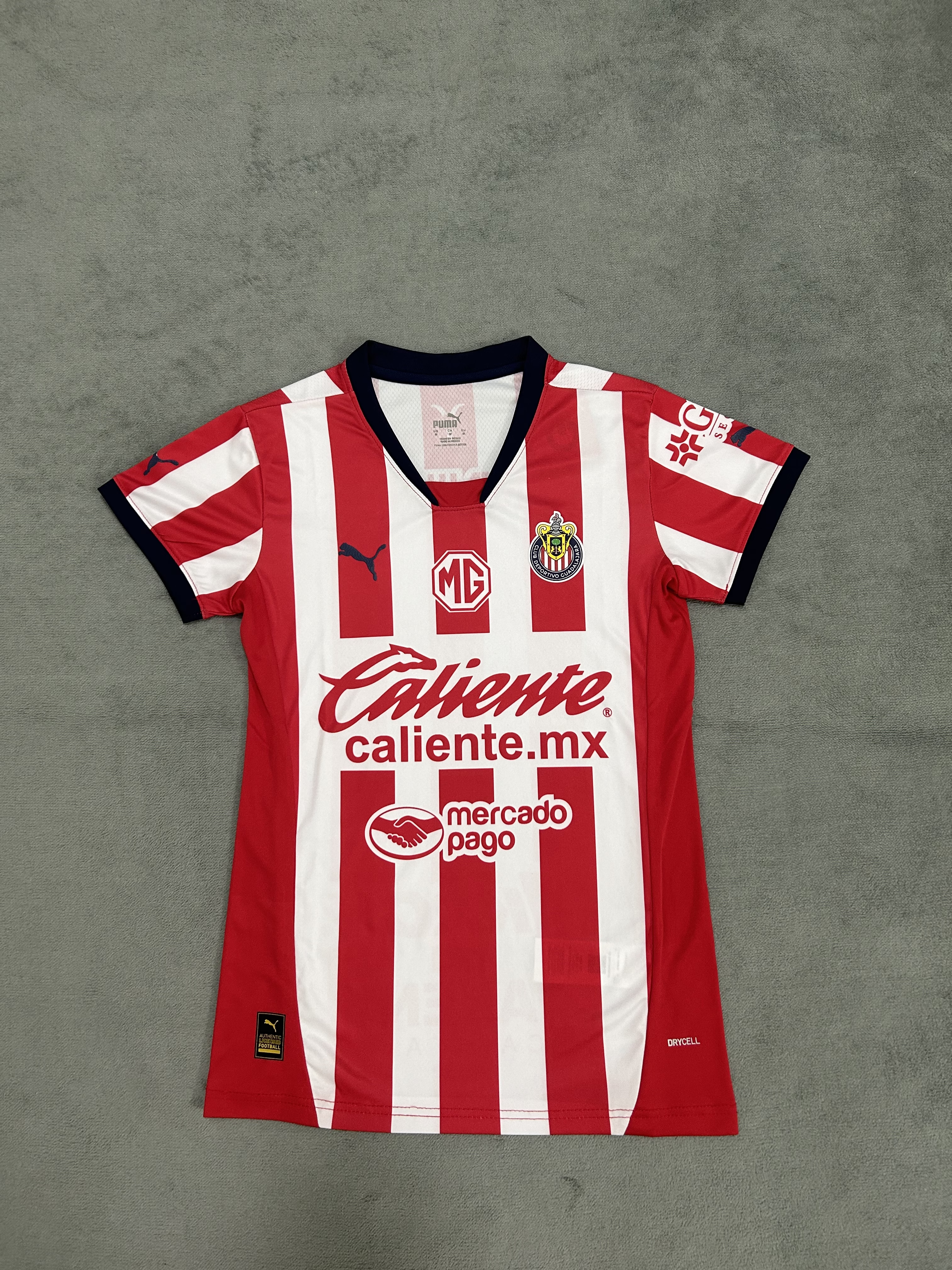 粉丝们查看 24/25 Chivas Home 女士